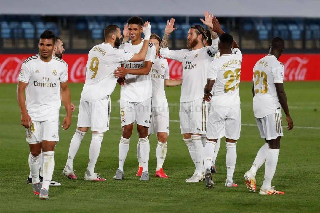 绿茵挥杆，心境随行——我的高尔夫初体验（碧草挥杆，心随球走——我的高尔夫初次邂逅）