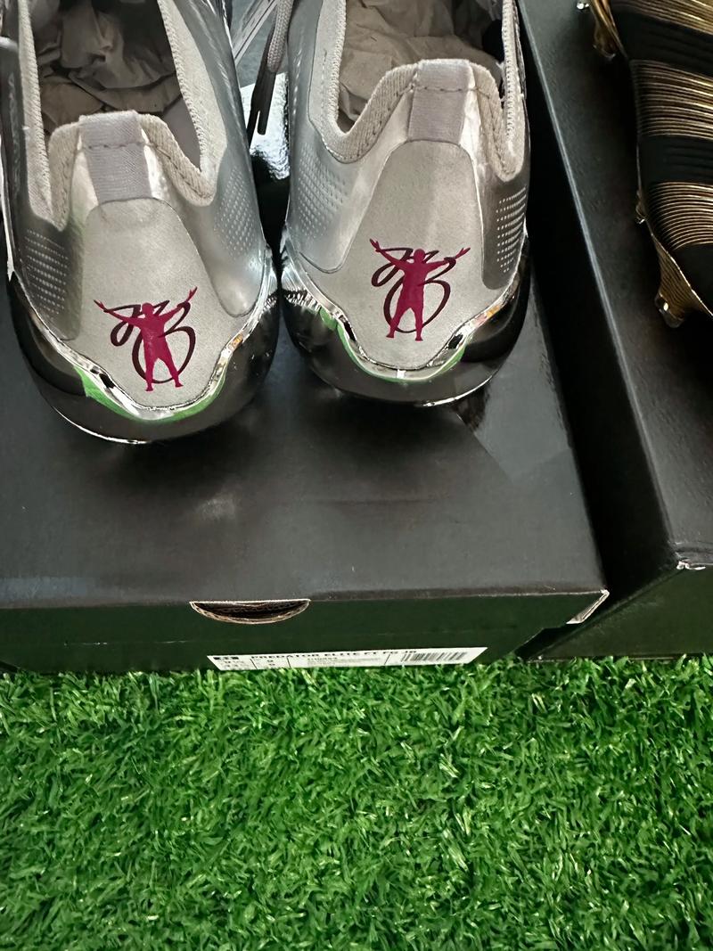 每体：拉菲尼亚没有经纪人也无意离开巴萨，他决心履行完合同（每体：拉菲尼亚无经纪人且无离队打算，坚决履行与巴萨合同至期）