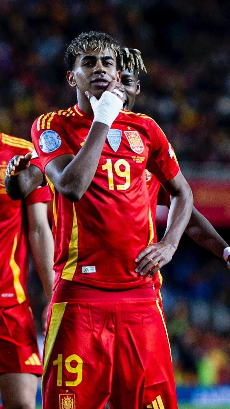 巴蒂：劳塔罗和小蜘蛛可以一起上，但其中一人必须做出牺牲（巴蒂：劳塔罗与小蜘蛛能同场竞技，但须有一人为团队让步）