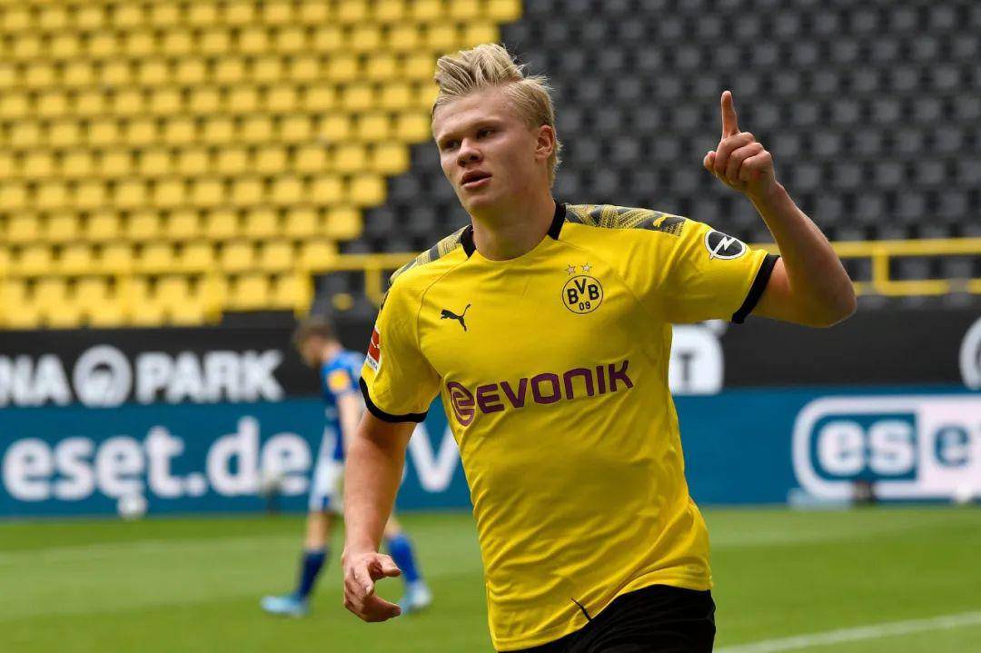 拿来吧你！柏林赫塔球员一把抢过对手教练给球员的战术小纸条（柏林赫塔球员当场抢走对手教练递给球员的战术纸条）