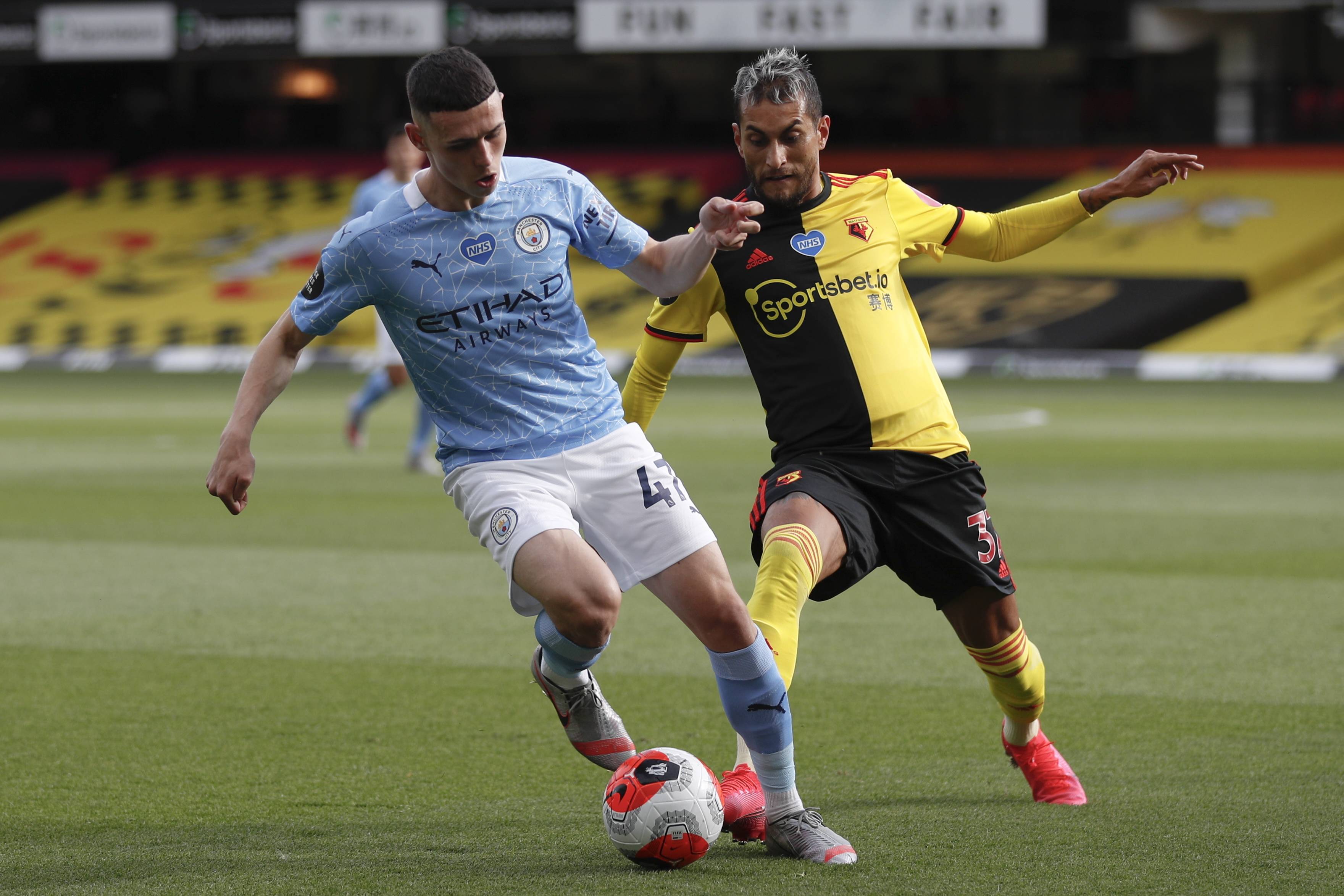 武汉盛帆女篮向仙桃中学捐赠2018万元，女篮队员闪亮登场（武汉盛帆女篮向仙桃中学捐资2018万元，队员集体亮相）