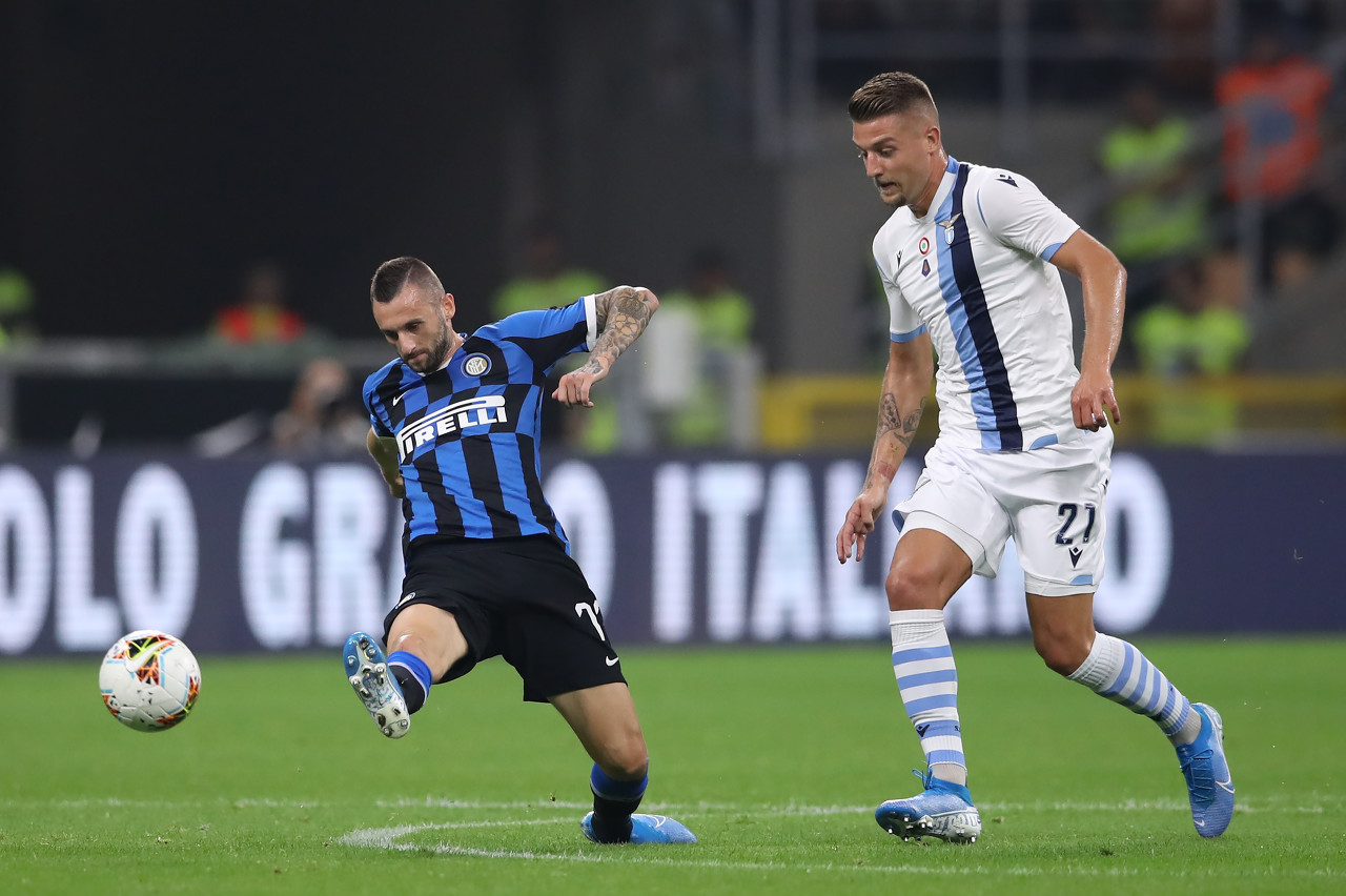 莱奥头发被拽找阿切尔比理论，后者：敢再指我就掰断你手指头（莱奥头发遭扯上前质问阿切尔比，对方威胁：再指我就掰断你手指）