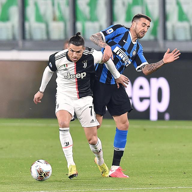 登国际舞台，泰州队“苏超”冠军奖杯亮相中国国际进口博览会（泰州队携“苏超”冠军奖杯亮相中国国际进口博览会，登上国际舞台）